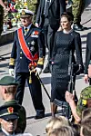 Kuningas Kaarle Kustaa ja kruununprinsessa Victoria kulkemassa rinnakkain hautajaissaattueessa matkalla kirkkoon.