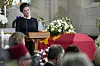 Kruununprinsessa Victoria rukousta lukemassa.