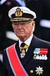 Kuningas Harald vakavana Haraldin hautajaisissa.