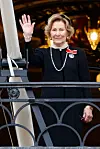 Kuningatar Sonja vilkuttamassa kuninkaanlinnan parvekkeella hautajaisten jälkeen.