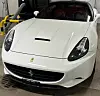 Valkoinen Ferrari lojui viimeisen viikon ajan kilven poistamista lukuun ottamatta koskemattomana Erottajankadun toimipisteen kiinteistön parkkihallissa.
