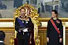 Kuningas Haakon vannomassa valaansa parlamentin edessä, vierellään kruununprinsessa Ingrid Alexandra.