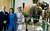 Kuningas Kaarle Kustaa, kuningatar Silvia ja kruununprinsessa Victoria kuninkaallisten norsujen luona vuonna 2004.