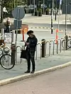 Tumma farkkutakki, violetti paita, tummat farkut ja vyölenkistä taskuun kulkeva metalliketju viimeistelivät lookin, jossa oli ripaus boheemia ja reilusti rokkarin itsevarmuutta.