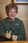 Teemu kertoo, että antaisi vaikka keskisormensa, jos saisi tietää varmuudella, kuka tappoi Kyllikki Saaren.