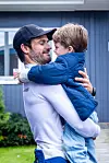Prinssi Carl Philip syleilemässä prinssi Juliania kilpa-ajopäivänä.
