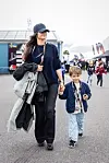 Prinsessa Sofia ja prinssi Julian käsi kädessä viikonlopun kilpa-ajoissa.