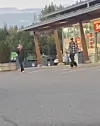 Viehättävän nuoren naisen henkilöllisyys ei selvinnyt.