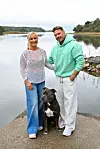 Pomo-koira poseeraa kiltisti Ritan ja Akin välissä.