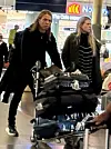 Eicca Toppinen ja puoliso Oslon lentokentällä 25.9.26