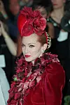 Madonna markkinoi vuonna 1996 kiisteltyä Evita-elokuvaa, joka toi hänelle lopulta Golden Globe -palkinnon. Kuva elokuvan ensi-illasta.