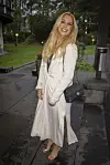 Krista kiskoi takkiaan kiinni, sillä ulkona oli viileää.