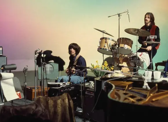 Jee, jee, jee! Peter Jacksonin megadokumentti The Beatlesista julki – mukana ennennäkemätöntä materiaalia