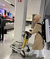 Linda Lampenius Helsinki-Vantaan lentoasemalla.