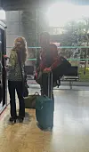 Taiteilijaperhe tutkaili rivieralaista välipalatarjontaa tarkasti.