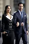 Prinsessa Sofia mustavalkoisessa asussa puolisonsa, prinssi Carl Philipin, käsipuolessa valtiopäivien avajaisissa 29.9.2026.