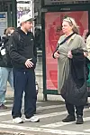 Jarkko ja Elina keskittyivät jutusteluunsa keskellä vilkasta pysäkkiä.