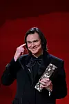 Jim Carrey César-palkintonsa kanssa Ranskassa helmikuussa.