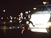 Laulajatar Kata (Kata Kärkkäinen) joutuu kadunlakaisukoneen jahtaamaksi.