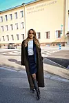 Miss Suomi kuvattuna entisen opinahjonsa edustalla.