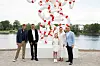 Prinsessa Estelle vanhempineen ja taiteilijat Michael Elmgreen ja Ingar Dragset Life Rings -teoksen paljastustilaisuudessa vuonna 2021.