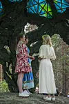 Prinsessa Estelle ja kruununprinsessa Victoria ihastelivat taiteilijan kanssa tuoreinta veistosta.