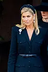 Alankomaiden kuningatar Máxima pukeutui pantaan ja näyttäviin helmikorvakoruihin.