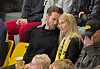 Janne puhua papatti läpi ottelun, mutta Alisa yritti tarkkailla jään tapahtumia.