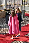 Letizia oli varautunut suomalaiseen syyssäähän lämpimällä takilla. Kengät sen sijaan olivat varsin kesäiset.