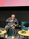 Hannu-Pekka Björkman Turun kirjamessuilla lukupäiväkirjansa kanssa.