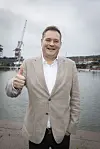 Jethrolla on jälleen monta rautaa tulessa. Hänen toinen kirjansa Makso mitä makso (Otava) valmistui juuri ja ja julkaistiin keskiviikkona 14. lokakuuta. Teoksen on kirjoittanut Seiskan erikoistoimittaja Leena Ylimutka.