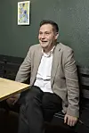 Jethro on tunnettu räväkästä ja pirskahtelevasta julkisuuspersoonastaan. Sellainen hän on myös omien sanojensa mukaan kotona.