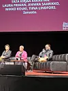 Mikko Kouki lukemassa Pentti Saarikoskea Turun kirjamessuilla 3. syyskuuta. Kuvassa vasemmalla Annika Saarikko.