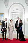 Pehmeästi laskeutuva silkki toi kokonaisuuteen ylellisyyttä.
