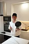 Niko on tänä kuvaussyksynä laittanut asunnossaan enemmän ruokaa itse kuin aiempina vuosina. Juontaja uskalsi jopa ostaa itselleen paikallista lihaa, mitä hän ei aiemmin ollut tehnyt.