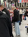 Wilma valitsi pussiinsa karkkeja tarkasti keskittyen.