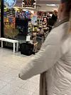 Anna-Leena hoiti ostokset ja Olli patsasteli vieressä.