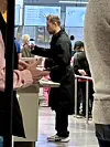 RÄPS! Ikea Vantaa 10.10. klo 13.20: Waltteri Torikka järjesti 'arpajaiset' ravintolamaailman kassalla.