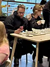 Puhelimen räplääminen jatkui vielä pöydässäkin.