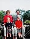 Prinsessa Diana halusi tarjota lapsilleen myös tavanomaiseen lapsuuteen kuuluvia kokemuksia. Kuvassa prinsessa Diana, nykyinen kuningas Charles ja prinssi Harry sekä prinssi William. Kuva vuodelta 1989.