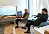 Professori esittelee tutkimustuloksiaan Reetulle.
