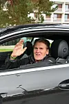 Reetu kurvasi haastatteluun reteästi öky-Mersullaan, josta löytyy kaikki mahdolliset herkut.