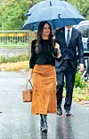 Prinsessa Sofia ihastutti Tumbassa kaksivärisessä asussaan sateesta huolimatta.