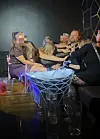 RÄPS! Joensuun Kimmel 10.10. klo 01.45: nuoret naiset kiinnostuivat Sami Hedbergin seurasta.
