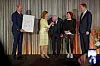 Palkinnon ojentaja Norbert Hüsson jopa suuteli Silviaa kohteliaasti kädelle.