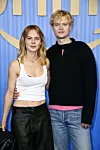 Alicia von Rittberg ja Edvin Endre näyttelevät nuoria kuninkaallisia sarjassa.