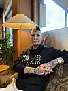 Cruella muistelee joutuneensa jo kolmevuotiaana olleensa hetkellisesti yksin kotona, kun äiti lähti pois.