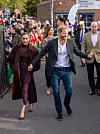 Daily Mail arvelee Meghanin asukokonaisuuden koruineen päivineen olleen noin 3400 punnan arvoinen, eli noin 4000 euroa.
