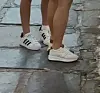 Perheen nuoriso luotti Adidaksen perinteiseen malliin.