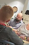 Pyhimys istui illallispöydässä siistiin kauluspaitaan pukeutuneena.
